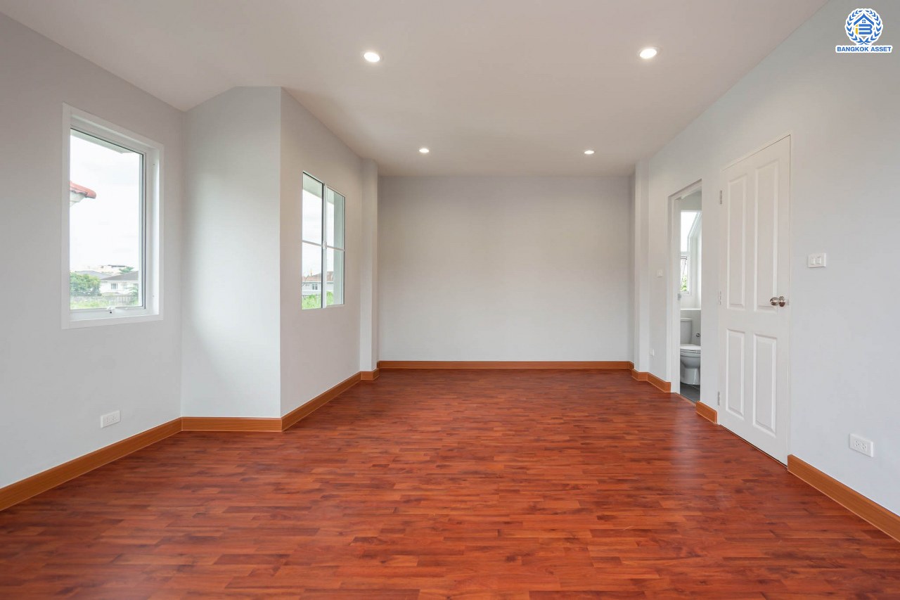 บ้านมือสองตกแต่งใหม่ แบรนด์ LH ม.มัณฑนา ราชพฤกษ์ เนื้อที่ 57.4 ตร.ว. ฟังก์ชัน 3 ห้องนอน 2 ห้องน้ำ จอดรถได้ 2 คัน พร้อมห้องอเนกประสงค์ 1 ห้อง สามารถปรับเปลี่ยนเป็นห้องทำงาน หรือห้องนอนได้ตามความต้องการ Facilities ตอบโจทย์ทุกกิจกรรม! บนทำเลใกล้วงเวียนพระราม5 เซ็นทรัลเวสต์เกต และรถไฟฟ้า "สถานีบางรักน้อยท่าอิฐ"